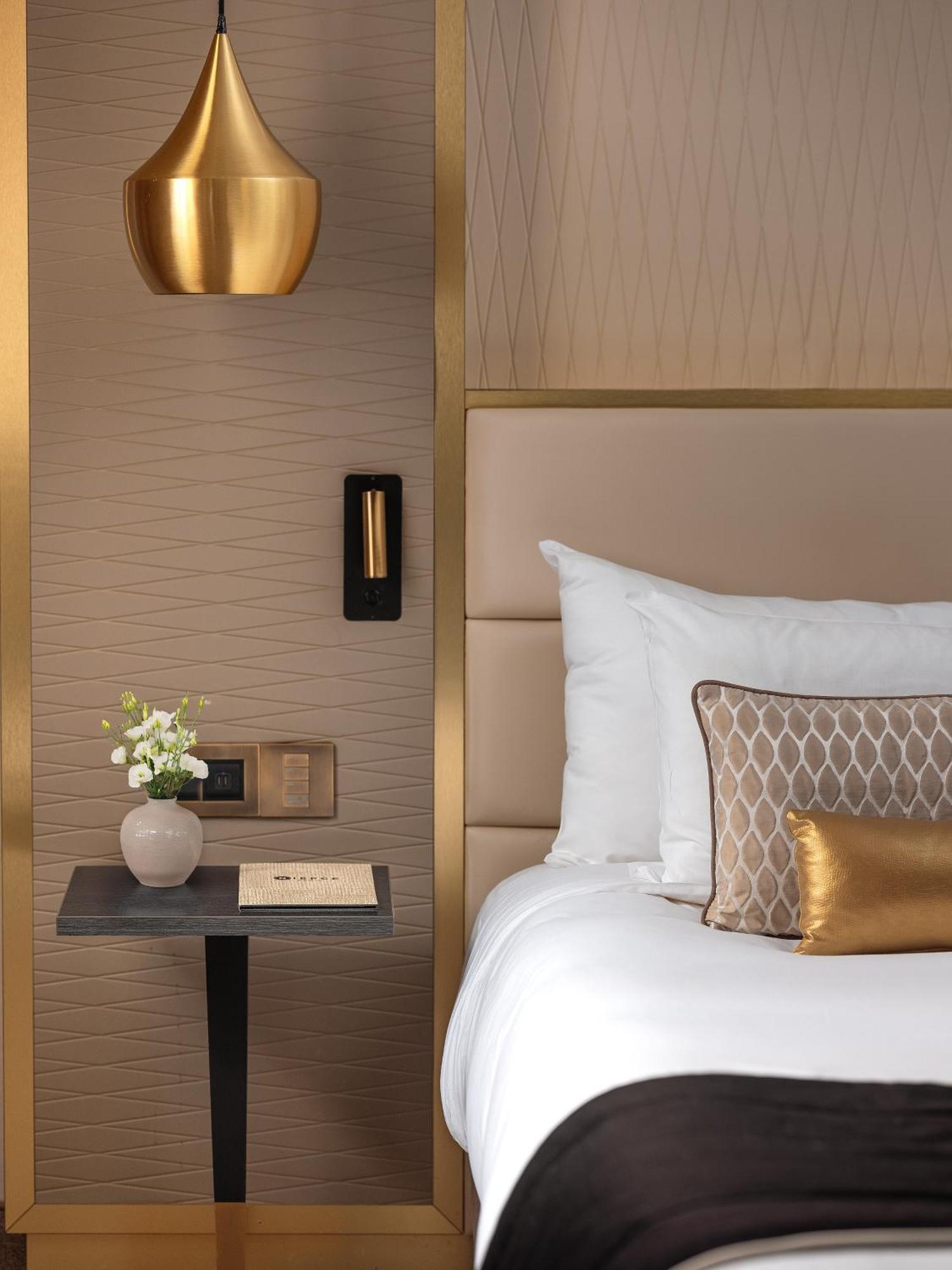 Отель Niepce Paris, Curio Collection By Hilton Экстерьер фото