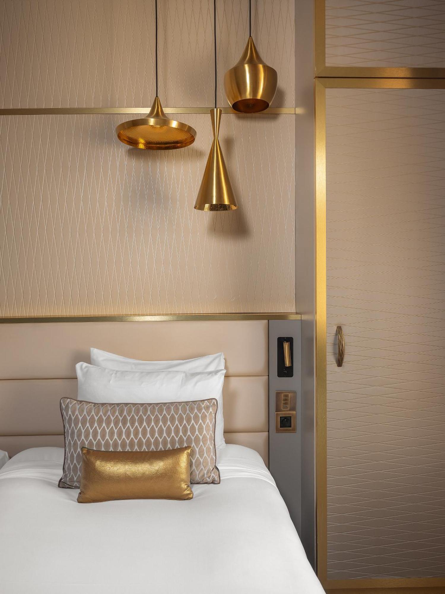 Отель Niepce Paris, Curio Collection By Hilton Экстерьер фото