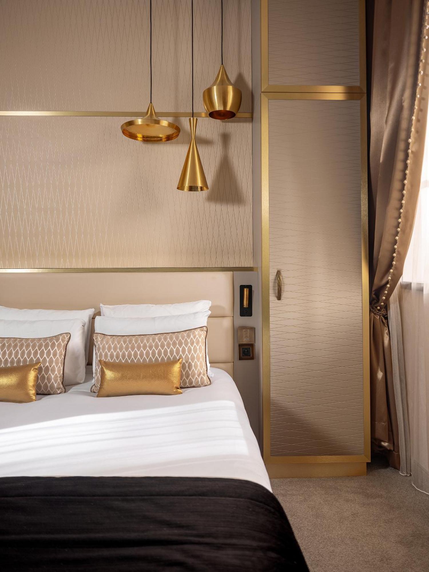 Отель Niepce Paris, Curio Collection By Hilton Экстерьер фото