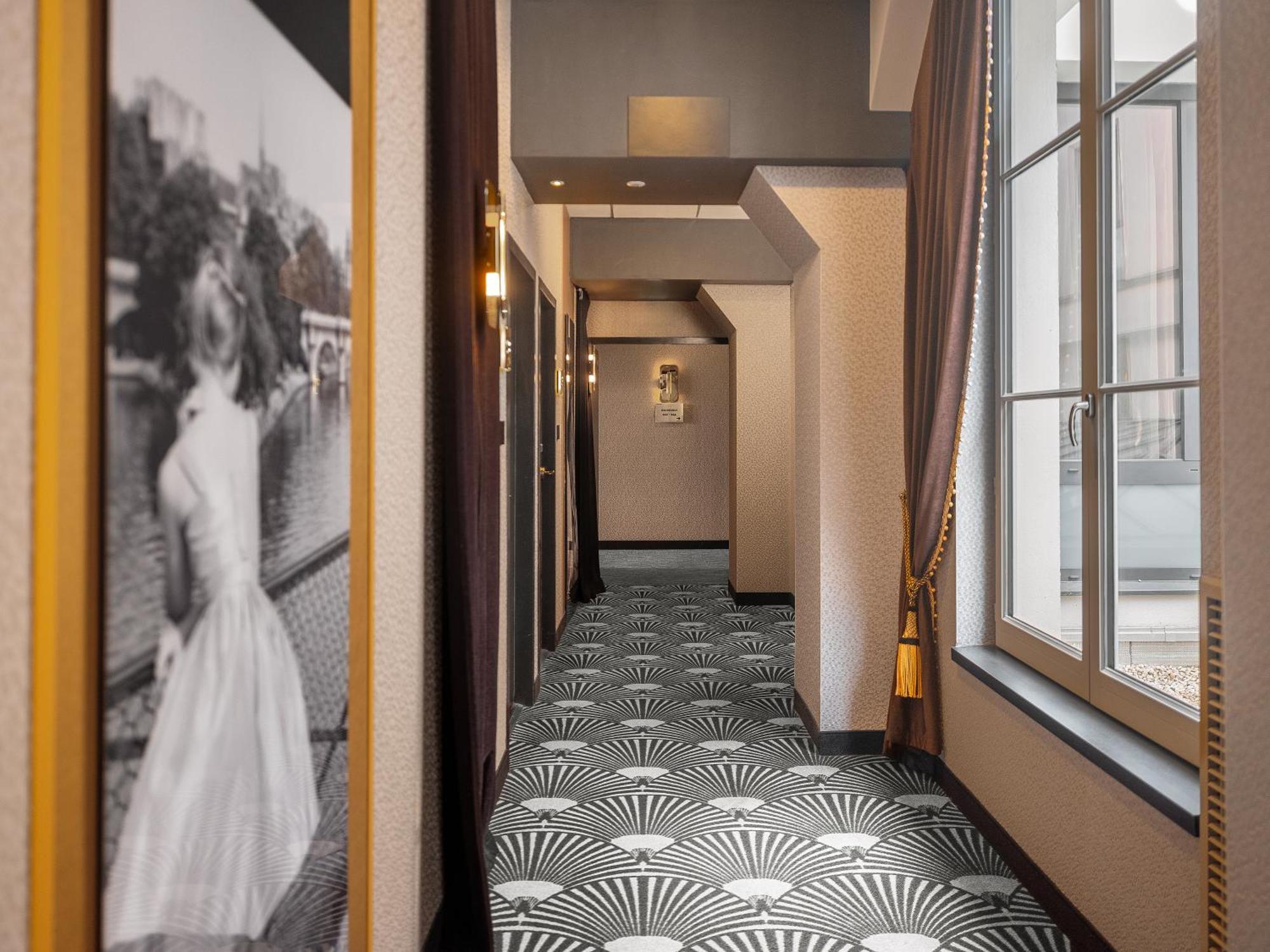 Отель Niepce Paris, Curio Collection By Hilton Экстерьер фото