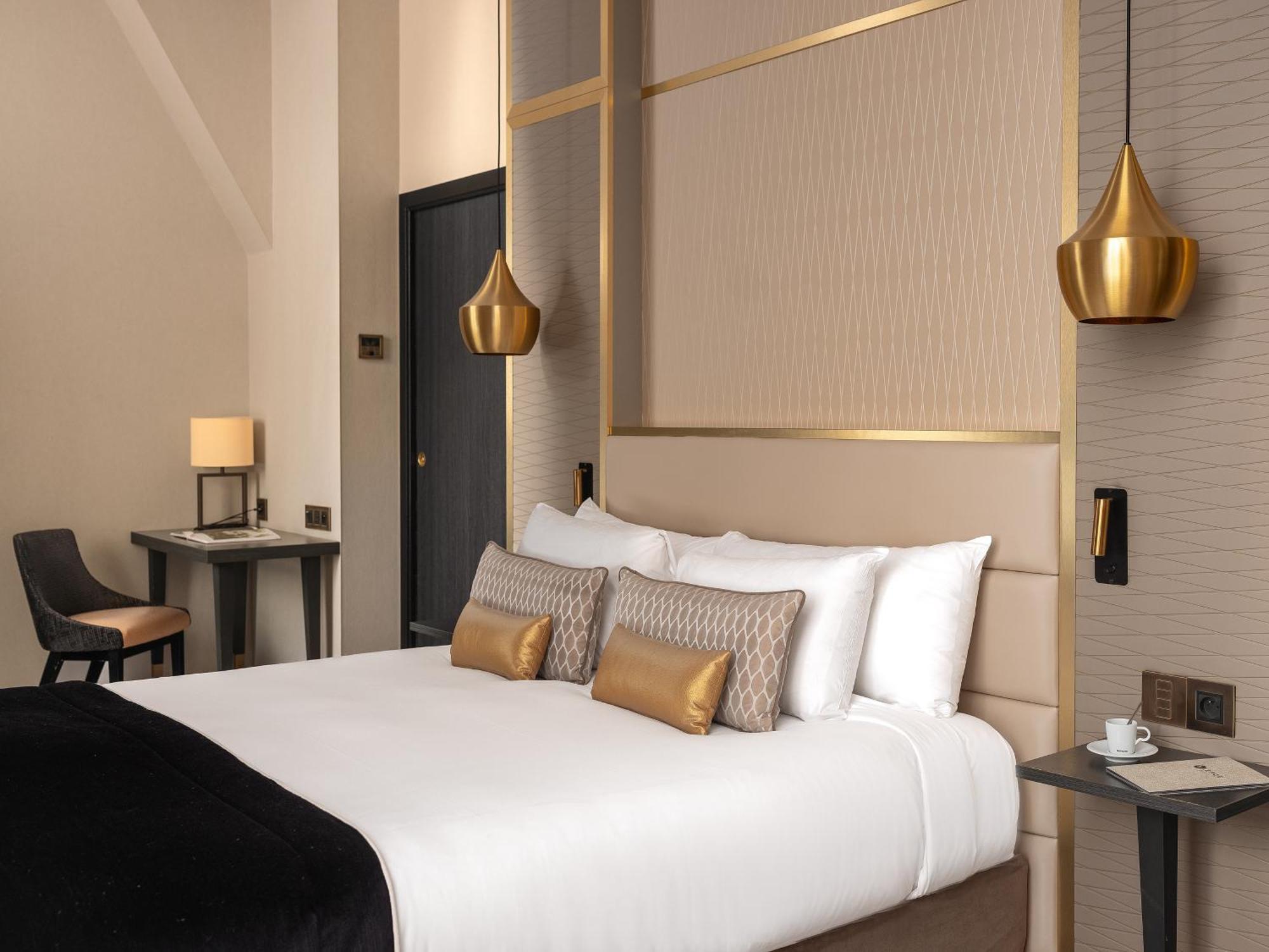 Отель Niepce Paris, Curio Collection By Hilton Экстерьер фото