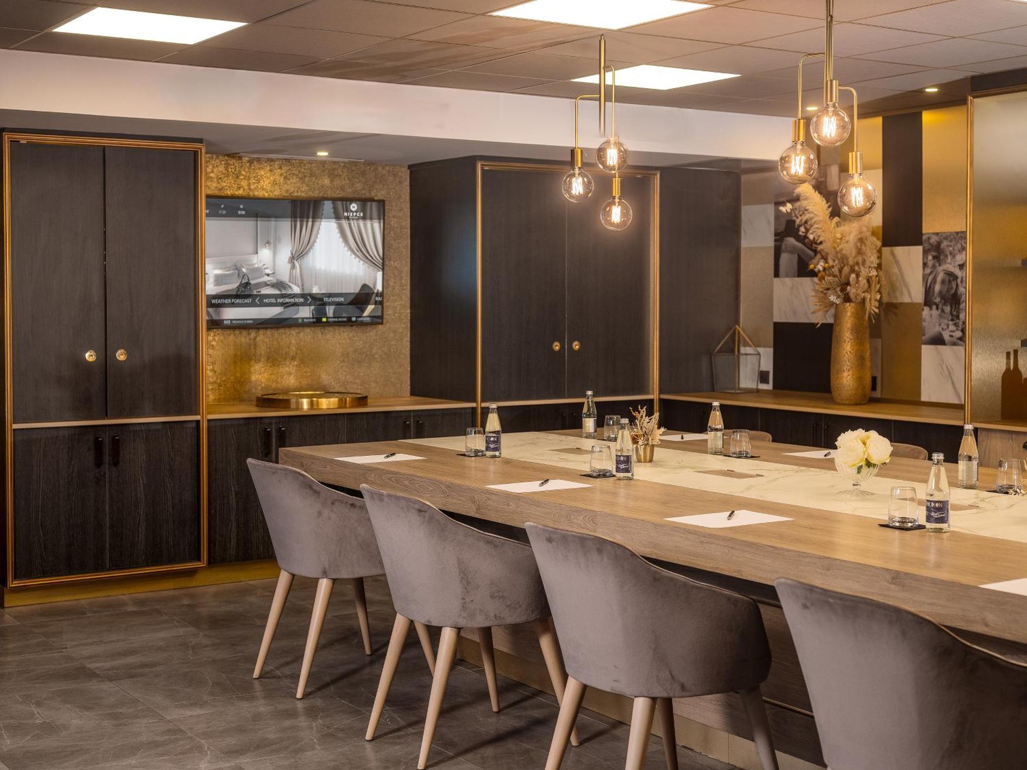 Отель Niepce Paris, Curio Collection By Hilton Экстерьер фото