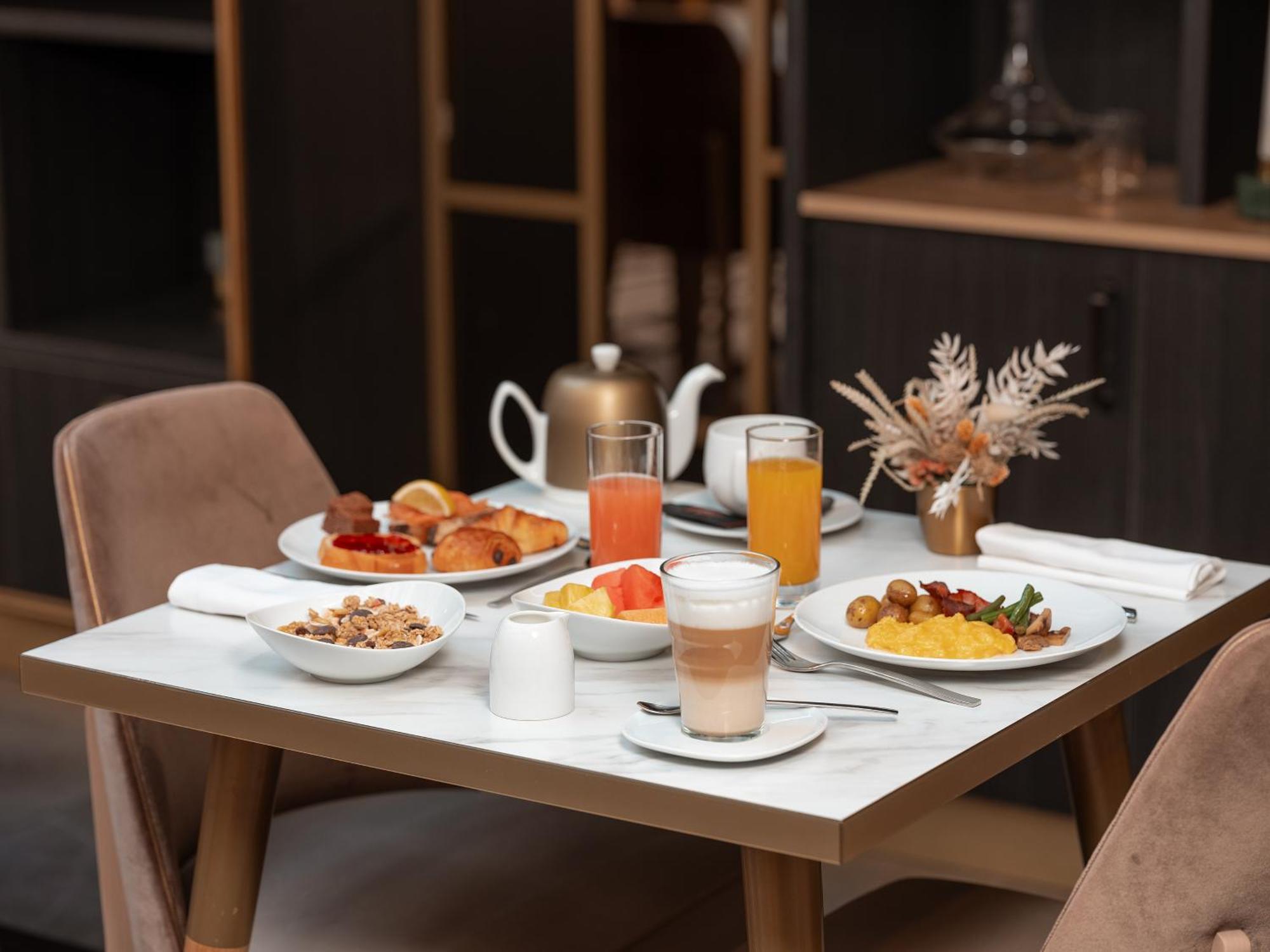 Отель Niepce Paris, Curio Collection By Hilton Экстерьер фото